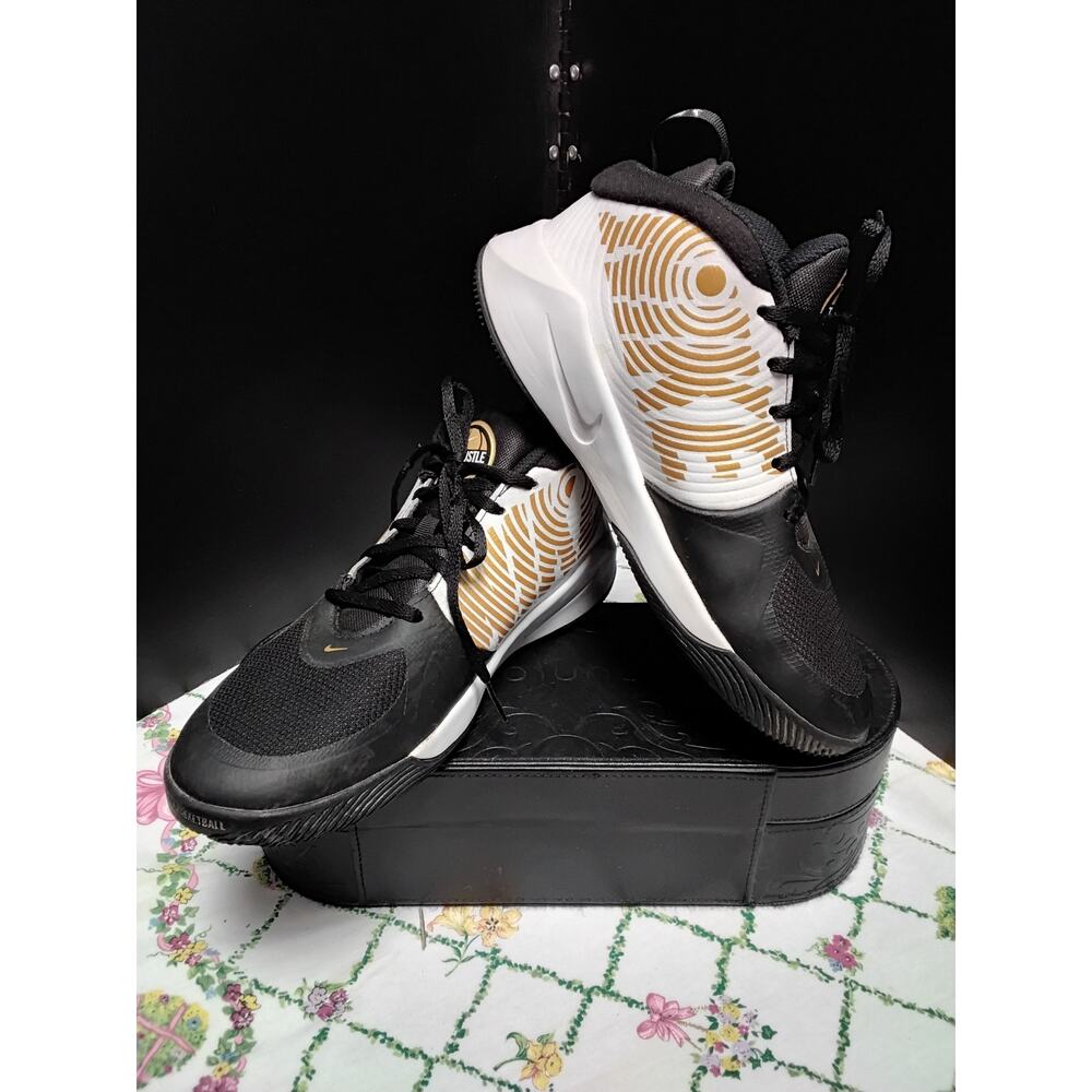Nike Team Hustle Basketball Tennis  Shoes Size youth 6 US model AQ4224-004